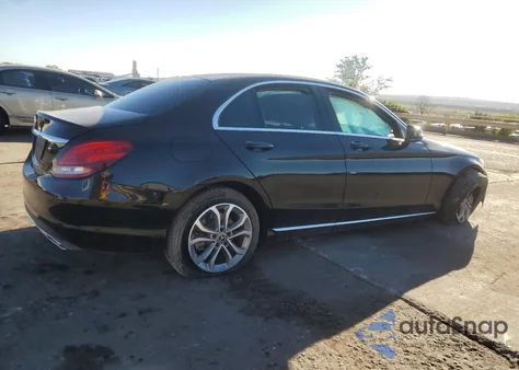 2017 Mercedes-Benz C 300 z USA, uszkodzony, nr VIN 55SWF4JB7HU233479